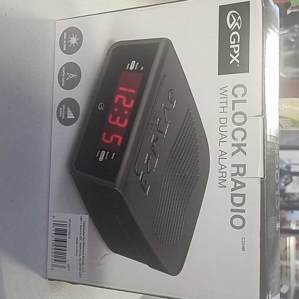 CLOCK RADIO with DUAL ALARM - Picture 3 of 3